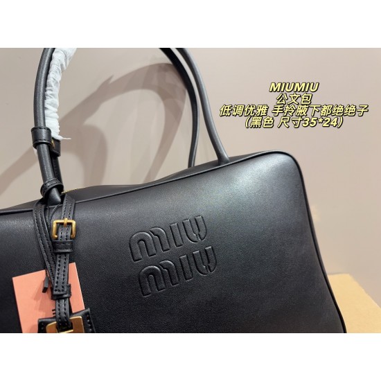 420 with box size 3524 MIUMIU Miu Miu briefcase sisters recently really is the world of miumiu ah Miumiu this briefcase I directly a second to take the hand carry armpit are absolutely absolute son of a whole girl sense of propriety to come can also diy c