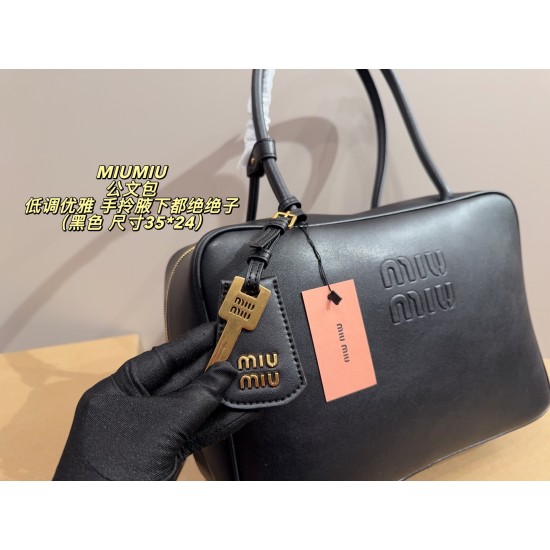 420 with box size 3524 MIUMIU Miu Miu briefcase sisters recently really is the world of miumiu ah Miumiu this briefcase I directly a second to take the hand carry armpit are absolutely absolute son of a whole girl sense of propriety to come can also diy c
