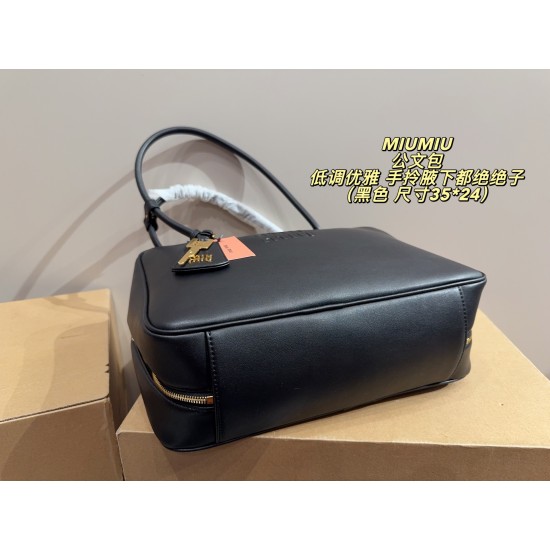 420 with box size 3524 MIUMIU Miu Miu briefcase sisters recently really is the world of miumiu ah Miumiu this briefcase I directly a second to take the hand carry armpit are absolutely absolute son of a whole girl sense of propriety to come can also diy c
