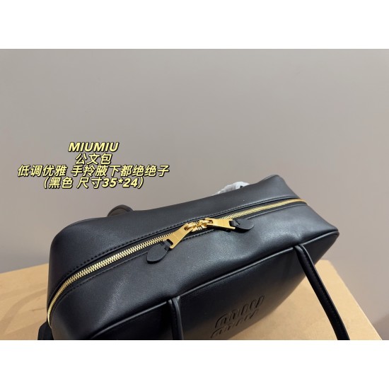 420 with box size 3524 MIUMIU Miu Miu briefcase sisters recently really is the world of miumiu ah Miumiu this briefcase I directly a second to take the hand carry armpit are absolutely absolute son of a whole girl sense of propriety to come can also diy c