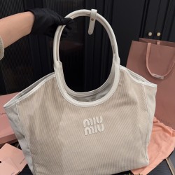 380 with box size 3830 miumiu miumiu corduroy tote bag open hung it miumiu seemingly simple tote on the body retro but also ageing practical and beautiful coexisting old money college style miumiu take the corduroy material Meilad color is very versatile 