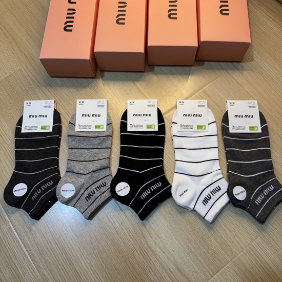 80 Miumiu Miu new socks in a box of five pairs of jacquard classic miumiu letters breathable soft and comfortable super hot small single product big brand out of the street hipster must-have super good match