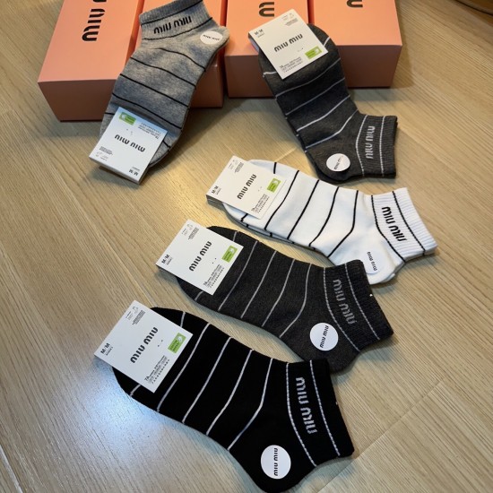 80 Miumiu Miu new socks in a box of five pairs of jacquard classic miumiu letters breathable soft and comfortable super hot small single product big brand out of the street hipster must-have super good match