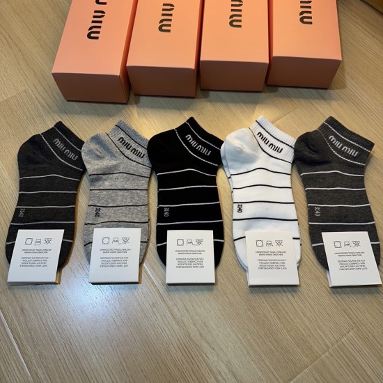 80 Miumiu Miu new socks in a box of five pairs of jacquard classic miumiu letters breathable soft and comfortable super hot small single product big brand out of the street hipster must-have super good match