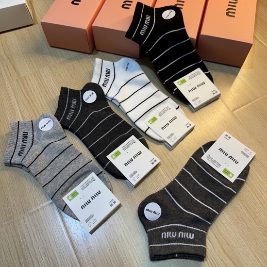80 Miumiu Miu new socks in a box of five pairs of jacquard classic miumiu letters breathable soft and comfortable super hot small single product big brand out of the street hipster must-have super good match