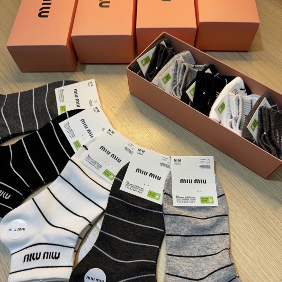 80 Miumiu Miu new socks in a box of five pairs of jacquard classic miumiu letters breathable soft and comfortable super hot small single product big brand out of the street hipster must-have super good match