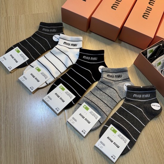 80 Miumiu Miu new socks in a box of five pairs of jacquard classic miumiu letters breathable soft and comfortable super hot small single product big brand out of the street hipster must-have super good match
