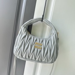 320 M home 5BC125MiuMiu new MiuWander handbags imported lambskin classic brand iconic Matelasse texture embroidery vintage frosted hardware using the round lone curve to retain the proper sense of playfulness the bag type overall stiff and shaped full of 