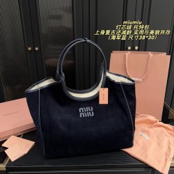 380 with box size 3830 miumiu miumiu corduroy tote bag open hung it miumiu seemingly simple tote on the body retro but also ageing practical and beautiful coexisting old money college style miumiu take the corduroy material Meilad color is very versatile 