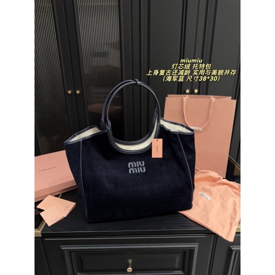 380 with box size 3830 miumiu miumiu corduroy tote bag open hung it miumiu seemingly simple tote on the body retro but also ageing practical and beautiful coexisting old money college style miumiu take the corduroy material Meilad color is very versatile 