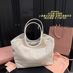 380 with box size 3830 miumiu miumiu corduroy tote bag open hung it miumiu seemingly simple tote on the body retro but also ageing practical and beautiful coexisting old money college style miumiu take the corduroy material Meilad color is very versatile 