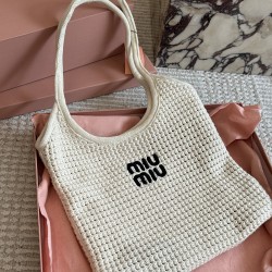 390 with box size3532cmmiumiu new tote tote this year's wind blowing too fierce old more explosive models of this version is also too good-looking it black brown