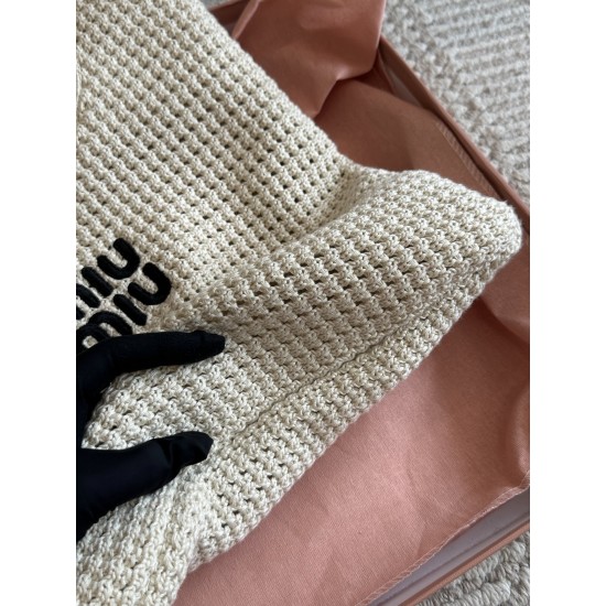 390 with box size3532cmmiumiu new tote tote this year's wind blowing too fierce old more explosive models of this version is also too good-looking it black brown