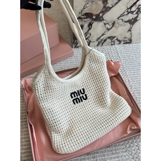 390 with box size3532cmmiumiu new tote tote this year's wind blowing too fierce old more explosive models of this version is also too good-looking it black brown