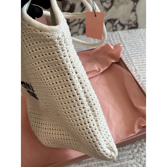 390 with box size3532cmmiumiu new tote tote this year's wind blowing too fierce old more explosive models of this version is also too good-looking it black brown