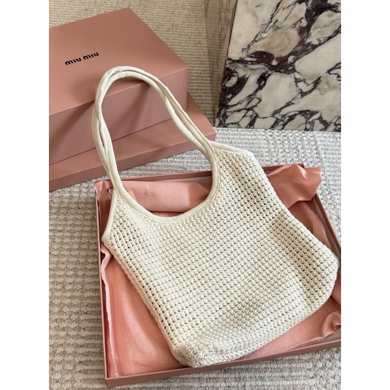 390 with box size3532cmmiumiu new tote tote this year's wind blowing too fierce old more explosive models of this version is also too good-looking it black brown