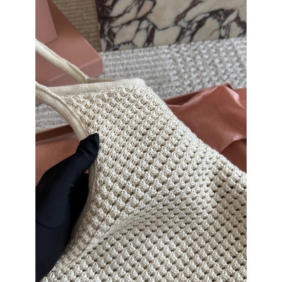 390 with box size3532cmmiumiu new tote tote this year's wind blowing too fierce old more explosive models of this version is also too good-looking it black brown