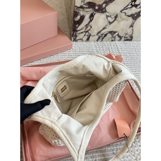 390 with box size3532cmmiumiu new tote tote this year's wind blowing too fierce old more explosive models of this version is also too good-looking it black brown