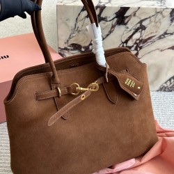 Suede 450 MiuMiu new bag fall and winter show when I thought I had to get the new models in kind to hand super like to do the old faded feeling of the leather color and texture with a metal belt buckle daily commuting is also enough wine to put down a bot