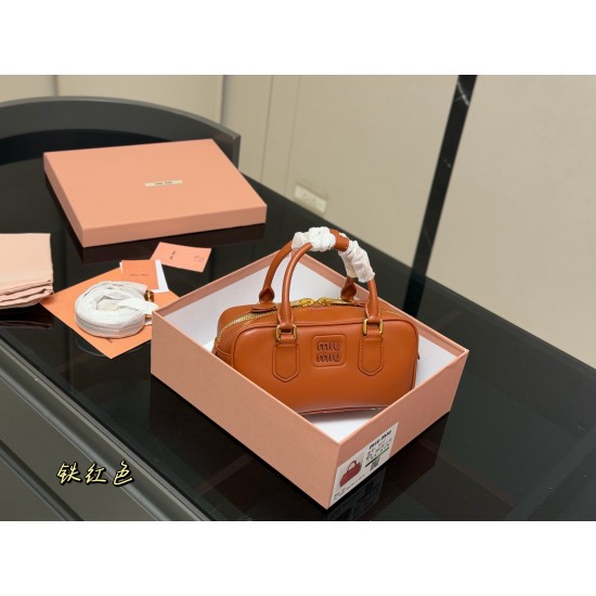 340 upgraded version with box size2311cmmiumiu bowling briefcase bag bag sweetness just hard not to love ah ah can be hand-carried can also be crossbody is definitely not a small waste bag oh capacity enough to appear to be miumiu small Princess