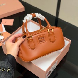 340 upgraded version with box size2311cmmiumiu bowling briefcase bag bag sweetness just hard not to love ah ah can be hand-carried can also be crossbody is definitely not a small waste bag oh capacity enough to appear to be miumiu small Princess