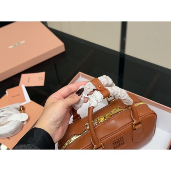 340 upgraded version with box size2311cmmiumiu bowling briefcase bag bag sweetness just hard not to love ah ah can be hand-carried can also be crossbody is definitely not a small waste bag oh capacity enough to appear to be miumiu small Princess