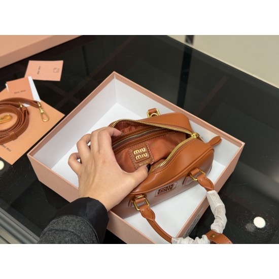 340 upgraded version with box size2311cmmiumiu bowling briefcase bag bag sweetness just hard not to love ah ah can be hand-carried can also be crossbody is definitely not a small waste bag oh capacity enough to appear to be miumiu small Princess