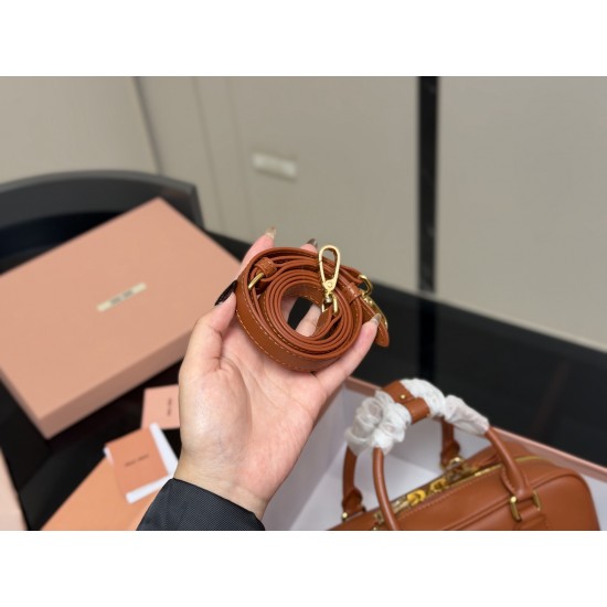 340 upgraded version with box size2311cmmiumiu bowling briefcase bag bag sweetness just hard not to love ah ah can be hand-carried can also be crossbody is definitely not a small waste bag oh capacity enough to appear to be miumiu small Princess