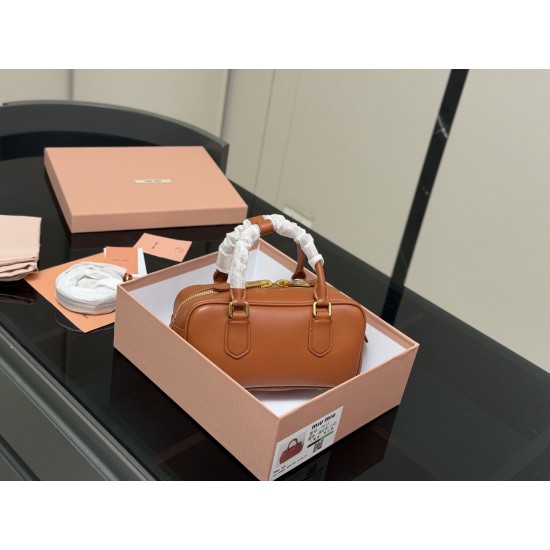 340 upgraded version with box size2311cmmiumiu bowling briefcase bag bag sweetness just hard not to love ah ah can be hand-carried can also be crossbody is definitely not a small waste bag oh capacity enough to appear to be miumiu small Princess