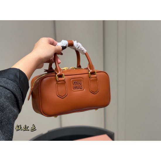 340 upgraded version with box size2311cmmiumiu bowling briefcase bag bag sweetness just hard not to love ah ah can be hand-carried can also be crossbody is definitely not a small waste bag oh capacity enough to appear to be miumiu small Princess