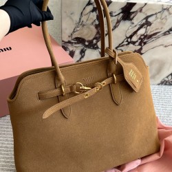 Suede 450 MiuMiu new bag fall and winter show when I thought I had to get the new models in kind to hand super like to do the old faded feeling of the leather color and texture with a metal belt buckle daily commuting is also enough wine to put down a bot