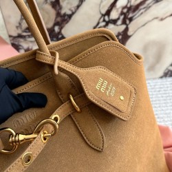 Suede 450 MiuMiu new bag fall and winter show when I thought I had to get the new models in kind to hand super like to do the old faded feeling of the leather color and texture with a metal belt buckle daily commuting is also enough wine to put down a bot
