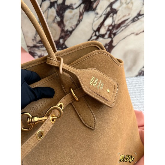 Suede 450 MiuMiu new bag fall and winter show when I thought I had to get the new models in kind to hand super like to do the old faded feeling of the leather color and texture with a metal belt buckle daily commuting is also enough wine to put down a bot