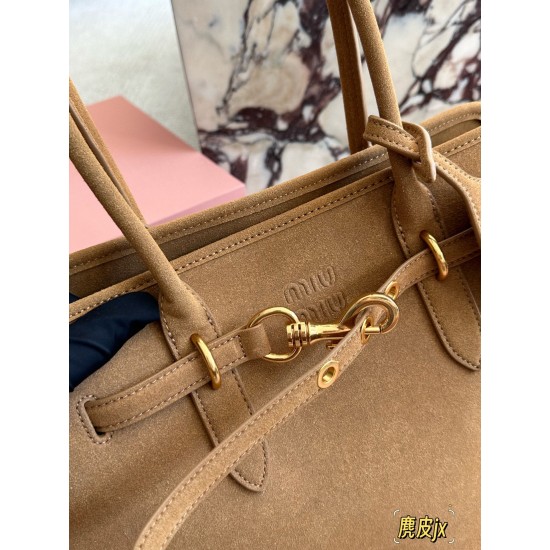 Suede 450 MiuMiu new bag fall and winter show when I thought I had to get the new models in kind to hand super like to do the old faded feeling of the leather color and texture with a metal belt buckle daily commuting is also enough wine to put down a bot