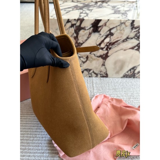 Suede 450 MiuMiu new bag fall and winter show when I thought I had to get the new models in kind to hand super like to do the old faded feeling of the leather color and texture with a metal belt buckle daily commuting is also enough wine to put down a bot