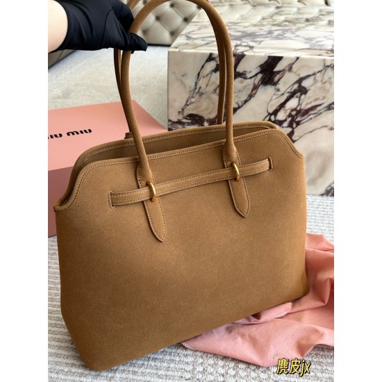 Suede 450 MiuMiu new bag fall and winter show when I thought I had to get the new models in kind to hand super like to do the old faded feeling of the leather color and texture with a metal belt buckle daily commuting is also enough wine to put down a bot