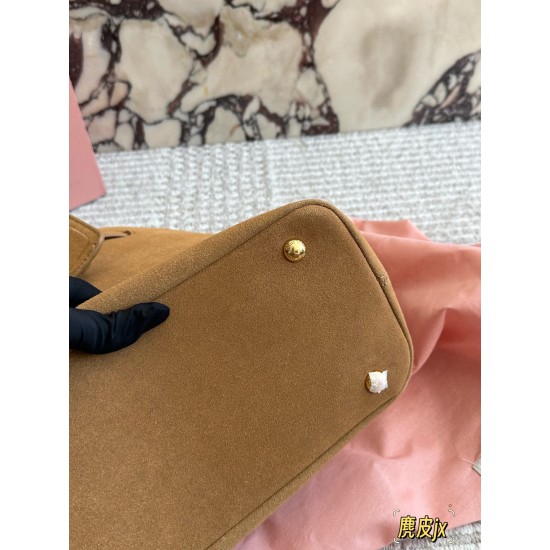 Suede 450 MiuMiu new bag fall and winter show when I thought I had to get the new models in kind to hand super like to do the old faded feeling of the leather color and texture with a metal belt buckle daily commuting is also enough wine to put down a bot