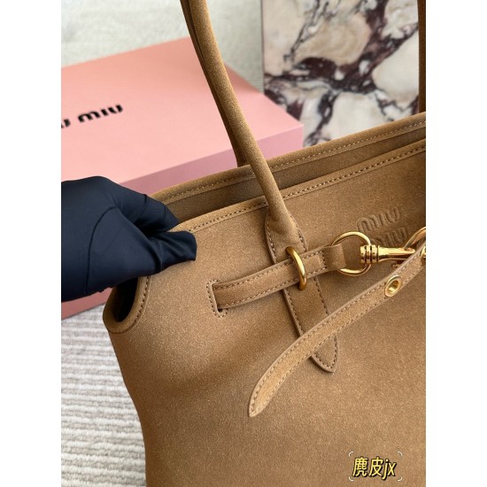 Suede 450 MiuMiu new bag fall and winter show when I thought I had to get the new models in kind to hand super like to do the old faded feeling of the leather color and texture with a metal belt buckle daily commuting is also enough wine to put down a bot