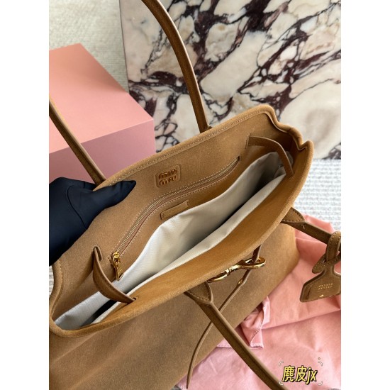 Suede 450 MiuMiu new bag fall and winter show when I thought I had to get the new models in kind to hand super like to do the old faded feeling of the leather color and texture with a metal belt buckle daily commuting is also enough wine to put down a bot