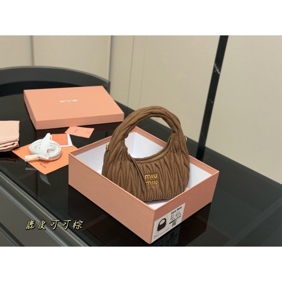 320 with box size2211cm salt and sweet MiuMiu girl miumiu wander bag good match any style can handle the material is very soft capacity is also very OK retro playful hobo bag type is the recent almost every day out of the door of the bag