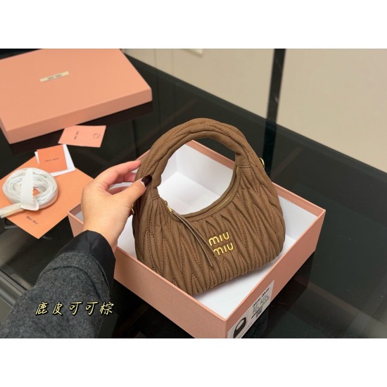 320 with box size2211cm salt and sweet MiuMiu girl miumiu wander bag good match any style can handle the material is very soft capacity is also very OK retro playful hobo bag type is the recent almost every day out of the door of the bag