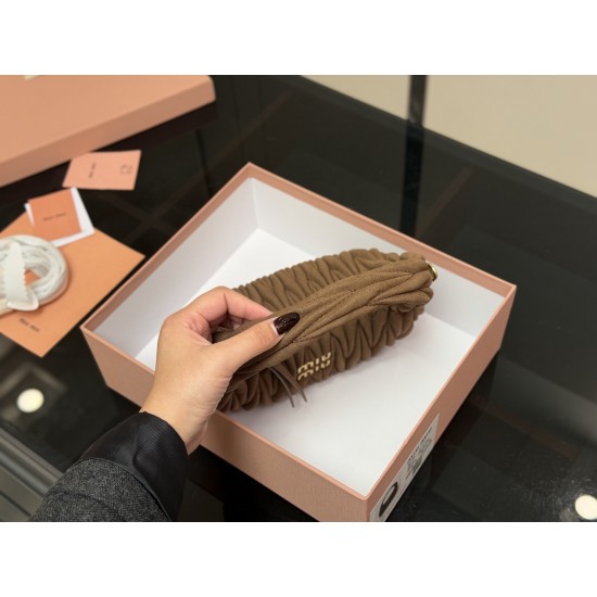 320 with box size2211cm salt and sweet MiuMiu girl miumiu wander bag good match any style can handle the material is very soft capacity is also very OK retro playful hobo bag type is the recent almost every day out of the door of the bag