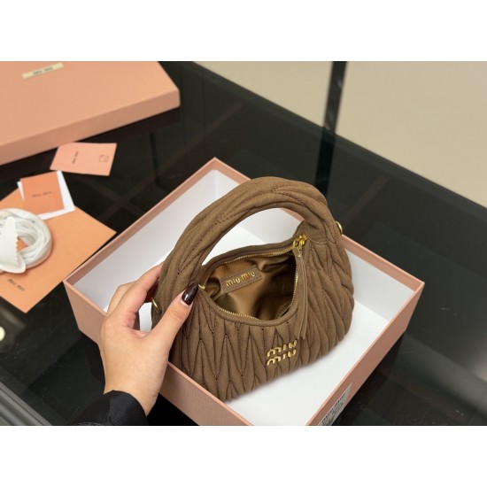 320 with box size2211cm salt and sweet MiuMiu girl miumiu wander bag good match any style can handle the material is very soft capacity is also very OK retro playful hobo bag type is the recent almost every day out of the door of the bag