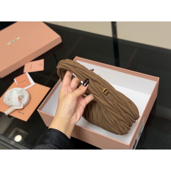 320 with box size2211cm salt and sweet MiuMiu girl miumiu wander bag good match any style can handle the material is very soft capacity is also very OK retro playful hobo bag type is the recent almost every day out of the door of the bag