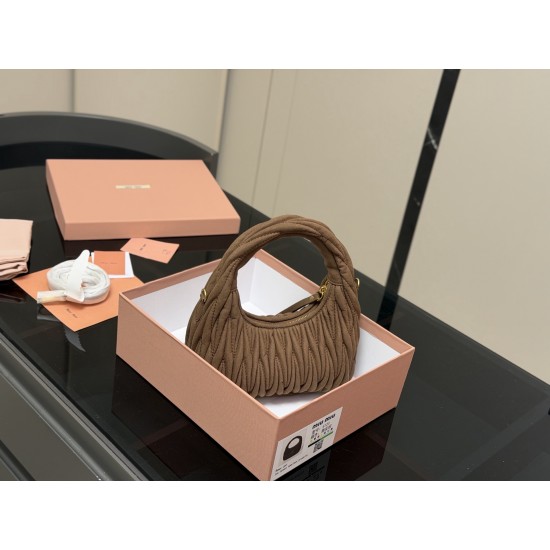 320 with box size2211cm salt and sweet MiuMiu girl miumiu wander bag good match any style can handle the material is very soft capacity is also very OK retro playful hobo bag type is the recent almost every day out of the door of the bag