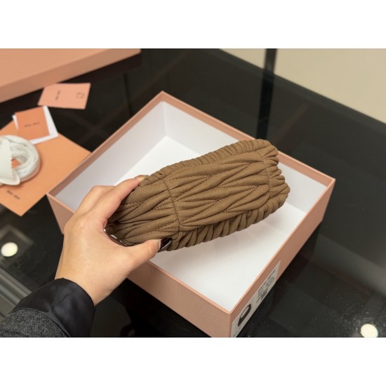 320 with box size2211cm salt and sweet MiuMiu girl miumiu wander bag good match any style can handle the material is very soft capacity is also very OK retro playful hobo bag type is the recent almost every day out of the door of the bag