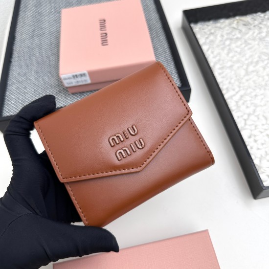 160 No. 509 brand miu miu color black pink blue red brown size 108525 description miumiu counter the latest models hot debut using the first layer of lambskin exquisite workmanship baking process comparable to the counter multi-functional wallet inside th
