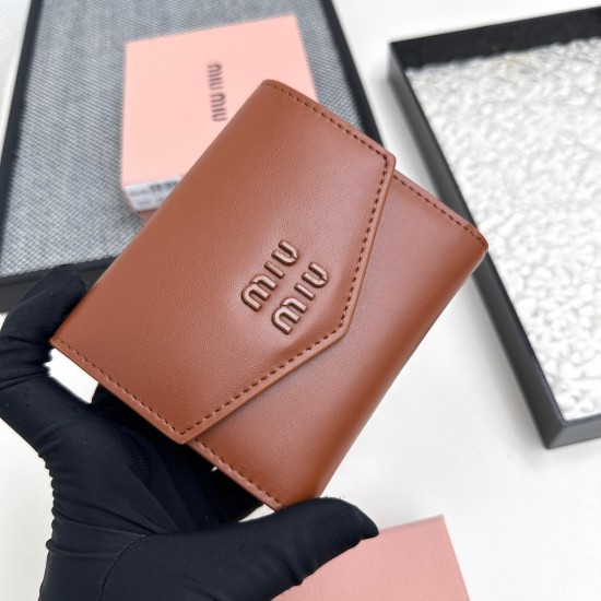 160 No. 509 brand miu miu color black pink blue red brown size 108525 description miumiu counter the latest models hot debut using the first layer of lambskin exquisite workmanship baking process comparable to the counter multi-functional wallet inside th