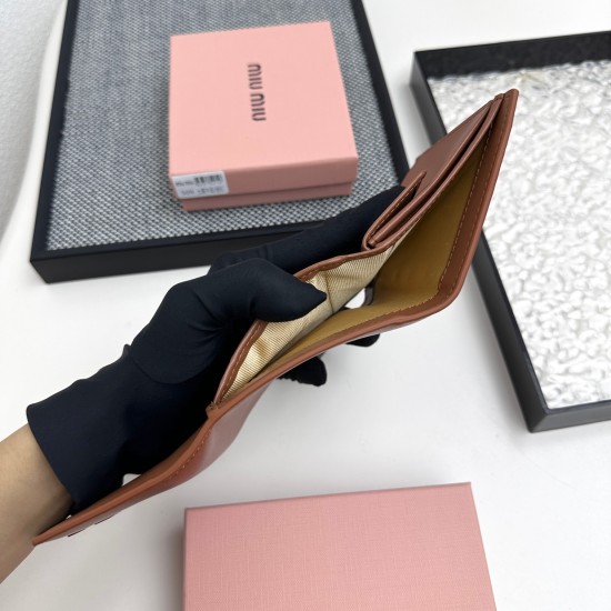 160 No. 509 brand miu miu color black pink blue red brown size 108525 description miumiu counter the latest models hot debut using the first layer of lambskin exquisite workmanship baking process comparable to the counter multi-functional wallet inside th