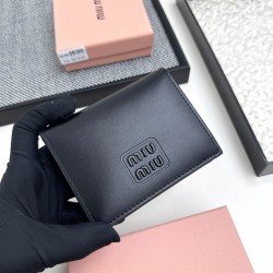 160 No. 510 brand miu miu color black pink blue red brown size 10852 description miumiu counter the latest models hot debut of the use of head layer lambskin exquisite workmanship comparable to the counter multifunctional small wallet compartments are ric